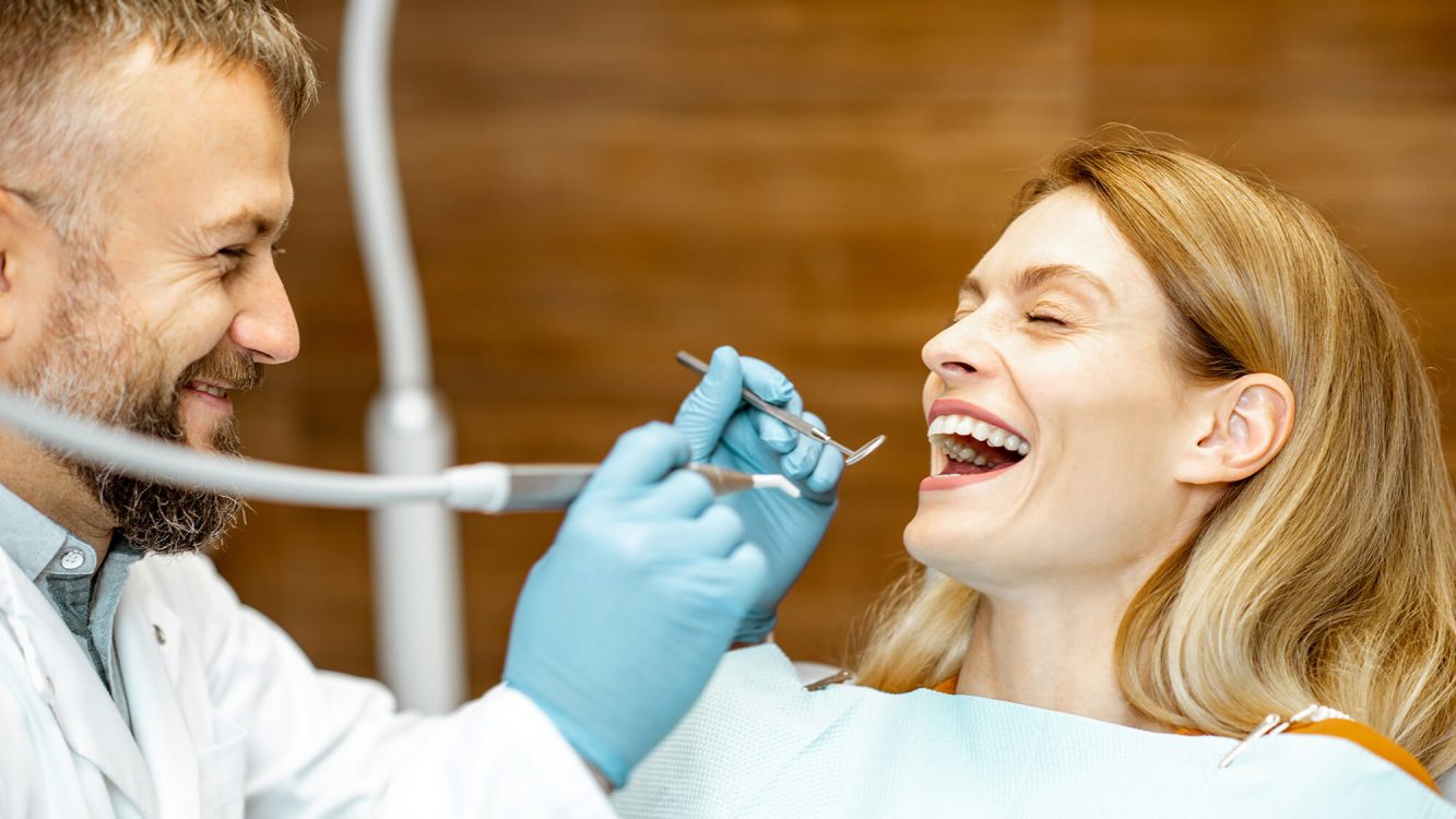 Vertraute und fröhliche Behandlungssituation in der Zahnarztpraxis